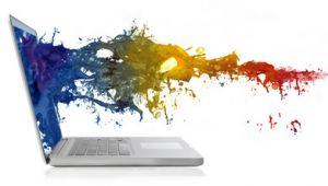 Laptop aus dem Farbe spritzt